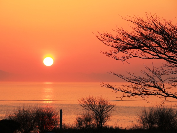 海の別邸ふる川から見える今日の朝日～平成27年04月13日