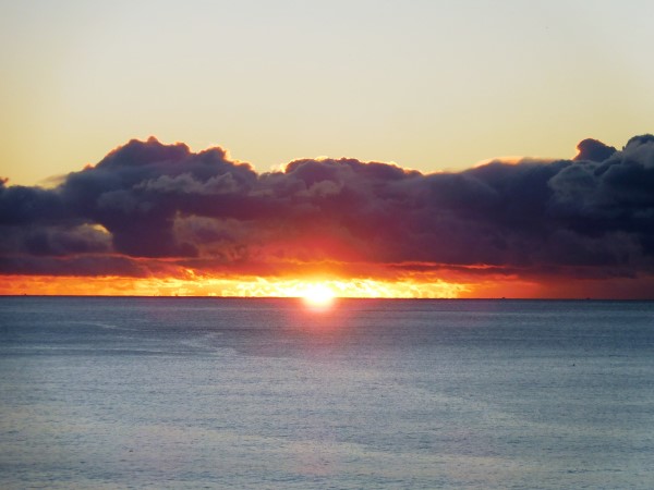 海の別邸ふる川から見える今日の朝日～平成27年11月28日