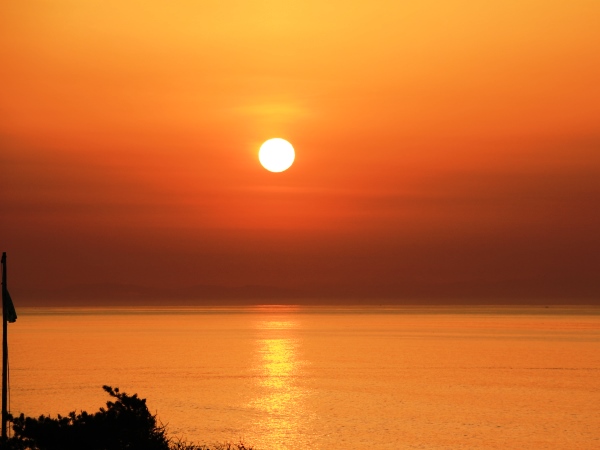 海の別邸ふる川から見える今日の朝日～平成28年5月13日